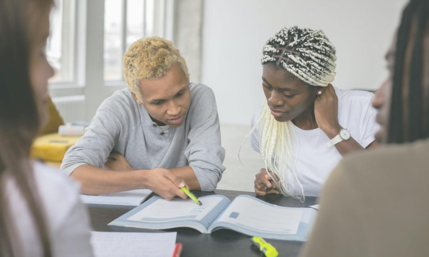 Session de formation en planification de retraite avec documents et calculatrice
