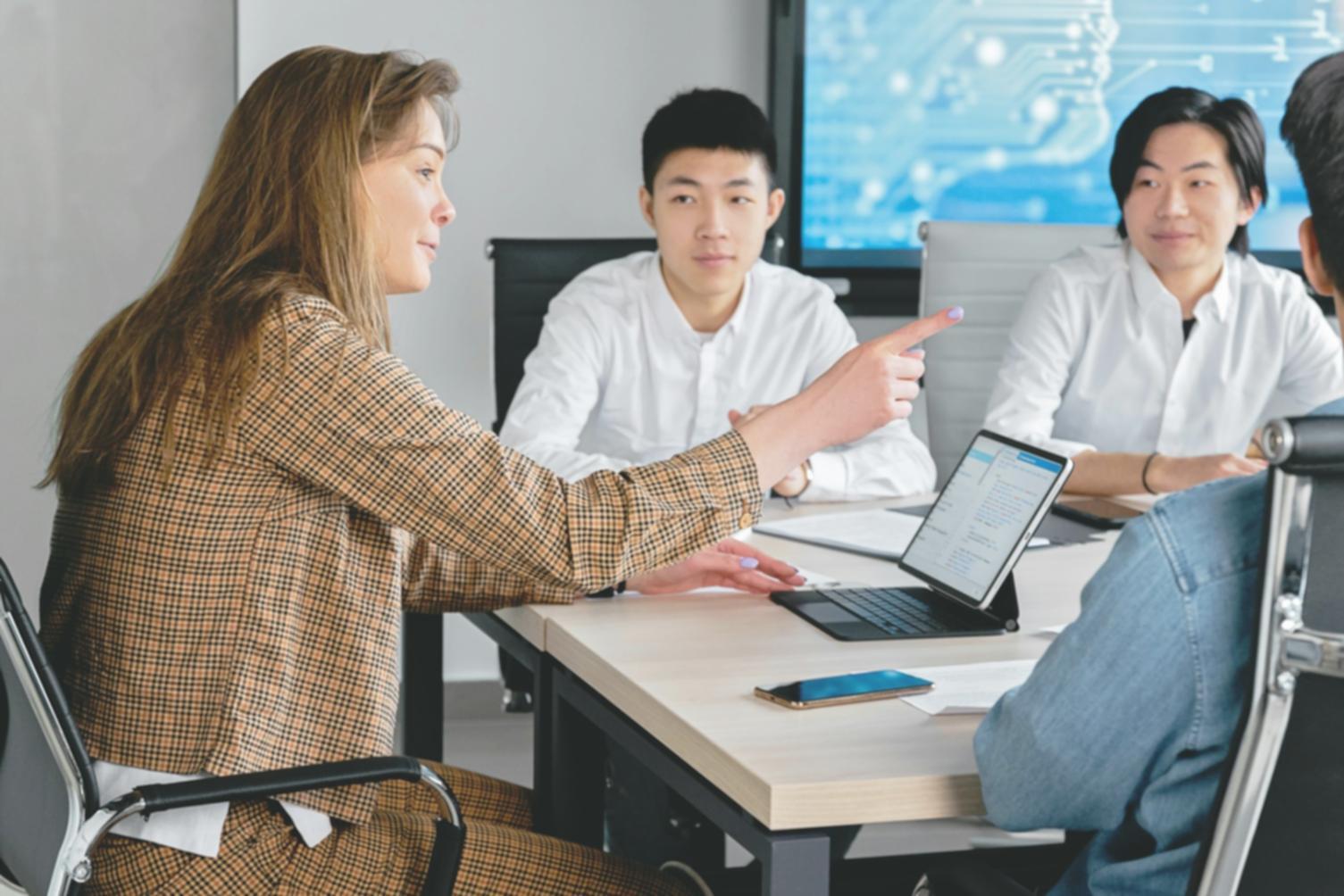 Équipe de professionnels discutant de stratégies de partenariat autour d'une table de conférence