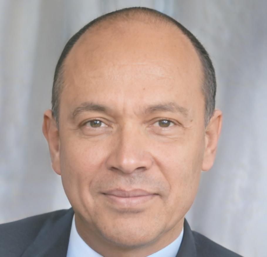 Portrait professionnel de Théodore Montclair, directeur des partenariats stratégiques chez veloriaqent